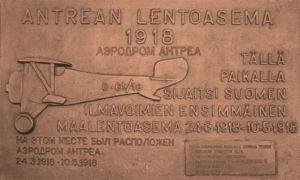 Muistolaatta Suomen ilmavoimien ensimmäisestä maalentoasemasta, joka perustettiin Anteraan Karjalan rintamalle maaliskuussa 1918. Muistolaatta, Antrean maalentoasema 1918.