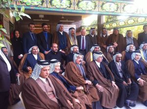 Hussein al-Taee träffar klanledare i södra Irak år 2014. Då hade en del av klanernas ungdomar skickats för att bekämpa IS tillsammans med den irakiska armén. Al-Taee håller regelbundet kontakt med klanledarna. Hussein al-Taee möter klanledare i Irak.