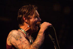 Eagles of Death Metalin Jesse Hughes oli lavalla, kun asemiehet saapuivat konserttisaliin. // Kuva: Tomi Mikola