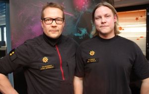 Kuvassa Pelastajat -televisiosarjan palomiehet Jere Jefremoff ja Esa Takala. // Kuva: Timo "Timppa" Launonen