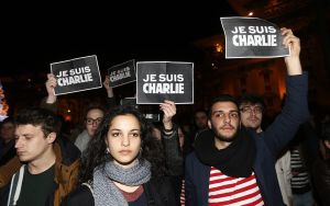 Mielenosoittajia Montpellierissä osoittamassa tukeaan Charlie Hebdonin toimitukselle // Kuva: Guillaume Horacajuelo - EPA