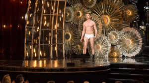 Neil Patrick Harris imitoi Birdman-elokuvan kohtausta, jossa Michael Keaton toikkaroi pelkissä kalsareissa. // Kuva: Michael Yada / AMPAS / EPA