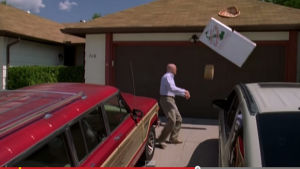 Walter White suuttui vaimolleen ja heitti pizzan katolle. // Kuva: YouTube.com / MrTelevisionclips's channel