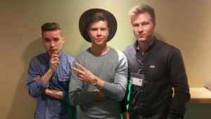 YleX tapasi Ping Helsinki -tapahtumassa Justimuksen Juho Nummelan ja Sami Harmaalan sekä Töttöröö Networksin toimitusjohtaja Joona Haataisen. // Kuva: YleX / Samppa Rautio