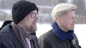 Esko Valtaoja katsoo pellolle.