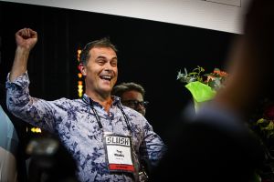 CareMonkeyn toimitusjohtaja Troy Westley juhlii pitchauskilpailun voittoa Slushissa. // Kuva: Tuomo Björksten / YLE
