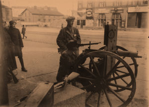 "Sula mahdottomuushan on heidän vastustaa saksalaisia vielä kun ilman johtoa ovat." Punaisia konekiväärimiehiä Siltasaarenkatu 6:n edustalla 12.4.1918. Punaisia konekiväärimiehiä Siltasaarenkadulla 12.4.1918.
