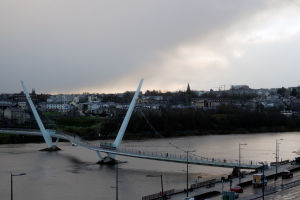 Euroopan unionin rahoittama rauhansilta yhdistää Derry/Londonderryssä kaupugin katolisen ja protestanttisen osan toisiinsa. Euroopan unionin rahoittama rauhansilta yhdistää Derry/Londonderryssä kaupugin katolisen ja protestanttisen osan toisiinsa.