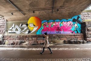 Pitkän linjan graffititaiteilijat Mick La Rock ja Blade maalasivat Graffiti-näyttelyn kunniaksi yhteisteoksen Baanalle. Martha Cooper