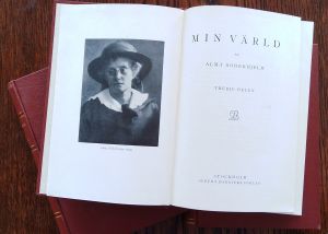 Alma Söderhjelm gav ut fem självbiografiska verk under åren 1929-1938. Alma Söderhjelms memoarer Min värld del 1-3.