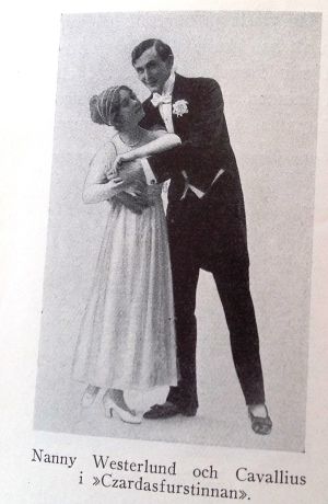 Skådespelarna Nanny Westerlund och Ragnar Hyltén-Cavallius i en uppsättning på Svenska Teatern. Skådespelarna Nanny Westerlund och Ragnar Hyltén-Cavallius på ett foto ur Alma Söderhjelms bok Min värld band 3 (1931).