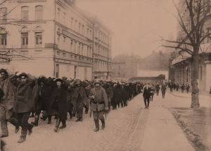Saksalaiset sotilaat kuljettavat punavankeja Kaivokadun ja Heikinkadun kulmassa. Saksalaisia sotilaat kuljettavat punavankeja Helsingissä 1918.