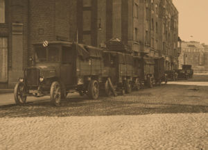 "Vain automobiileja täynnä haavoittuneita kuljetettiin runsaasti portin ohi." Saksalainen kuorma-autokolonna Helsingissä, viimeisenä ambulanssi. Saksalaisia sotilasajoneuvoja Helsingissä 1918.