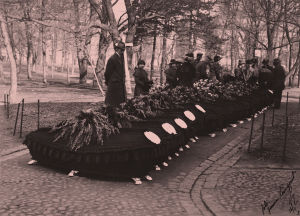 Saksalaisten sotilaiden arkkuja Vanhassa kirkkopuistossa 16.4.1918. Saksalaisten sotilaiden arkkuja Vanhassa kirkkoipuistossa 16.4.1918.