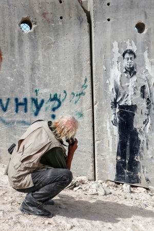 Josef Koudelka kuvaamassa Palestiinan ja Israelin rajalla Josef Koudelka kuvaamassa Israelin ja Palestiinan rajamuuria