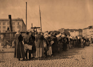 Perunajono Helsingin kauppatorilla 1918. Perunajono Helsingin kauppatorilla 1918.