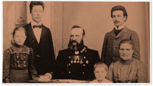 Toivo Kuulan perhe vuonna 1903: vas. Lempi, Arvo, Matti-isä, Jalo, Toivo itse sekä Sanna-äiti, s. Vehkakoski.