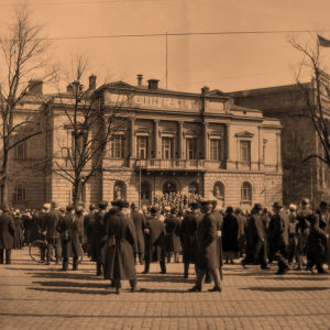 Yl Vanhan ylioppilastalon portailla 1918.