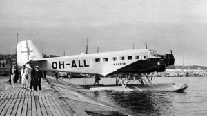 Aero Oy:n uusi matkustajalentokone Junkers Ju 52/3m OH-ALL Kaleva kuvattuna lentosatamassa Helsingin Katajanokalla 14.7.1936. Aero Oy:n uusi matkustajalentokone Junkers Ju 52/3m OH-ALL "Kaleva" on saapunut ensimmäistä kertaa yhtiön lentosatamaan Helsingin Katajanokalle 14.7.1936. NL:n pommikoneet ampuivat koneen mereen 14.6.1940 matkalla Tallinnasta Helsinkiin.