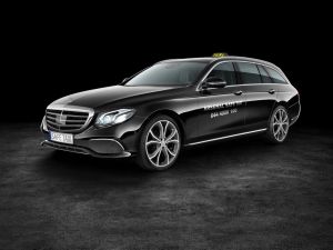 en modellbild över den nya taxin som Arsenal Safe Taxi kommer ha. Svart mercedes.