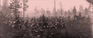 Lepohetki Tammisuolla Viipuriin marssittaessa 28.4.1918. Valkokaartin lepohetki Tammisuolla Viipuriin marssittaessa 28.4.1918.