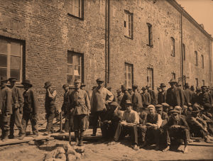 Punavankeja Suomenlinnan IV piirin Susisaaren vankileirillä 1918. Punavankeja Suomenlinnan vankileirillä 1918.