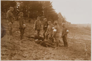 Säkkijärvi. Pohjois-Savon rykmentin suojeluskuntalaiset tarkastelevat teloittamiensa punakaartilaisten ruumiita.
