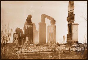 Punaisten polttaman Kilpeenjoen kartanon rauniot 26.4.1918. Punaisten polttaman Kilpijoen (Kilpeenjoen?) kartanon rauniot 26.4.1918.