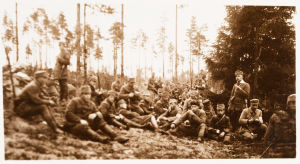 Valkoisia sotilaita tauolla metsärinteessä 28.4.1918.