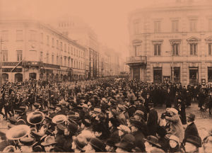 Valkokaartin paraati Helsingissä 1918. Valkoisten paraati Helsingissä 1918.