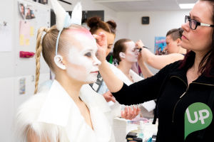 Kuvassa Kaisla Helminen (Eeva Rajakangas) ja bodypaint-taiteilija Riina Laine.
