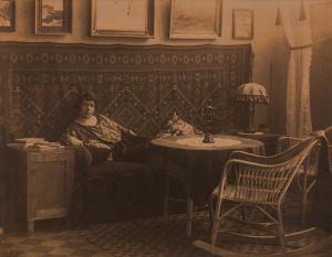 "Kun tulin A:n kanssa tutuksi, antoi hän kodistaan varsin ”hienon” käsityksen." Kuvassa valokuvaaja Tyyne Savia kodissaan 1923. Valokuvaaja Tyyne Savia kodissaan 1923.