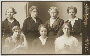 Helsingin Kansallismielisen Nuorisoliiton laulukuoron naislaulajia 1914. Kansalliskuoron laulajia 1914.