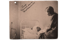 Alma Kuula miehensä Toivo Kuulan sairasvuoteen äärellä Viipurin lääninsairaalassa 1918.