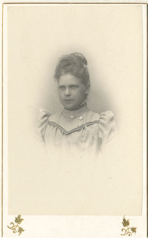 Gesonda Söderberg, fotot taget ca 1900. Fotografi som föreställer Gesonda Söderberg ca 1900.