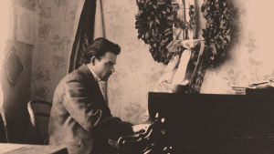 Toivo Kuula kirjoitti pianotrionsa ollessaan Sibeliuksen sävellysoppilaana keväällä 1908 Toivo Kuula soittaa pianoa.