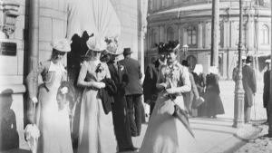 Fotgängare vid Norra Esplanaden på 1900-talet.