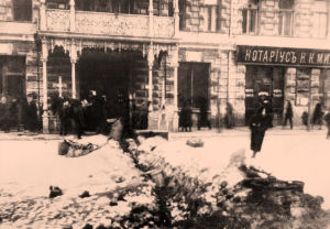 Taisteluhauta Ylösnousemuksen aukiolla Pietarissa lokakuussa 1917.
