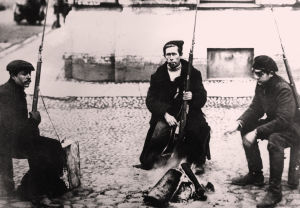 Kolme punakaartin partioon kuuluvaa miestä nuotion ääressä kadulla Pietarissa 1917. Kolme punakaartin partioon kuuluvaa miestä nuotion ääressä kadulla Pietarissa 1917.