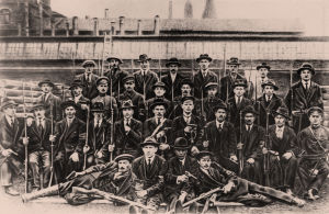 "Vanha Parviainen" -tehtaan punakaartilaisten osasto Pietarissa huhtikuussa 1919. "Vanha Parviainen" -tehtaan punakaartilaisten osasto Pietarissa huhtikuussa 1919.