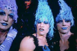 Terence Stamp, Guy Pearce ja Hugo Weaving elokuvassa Priscilla, aavikon kuningatar