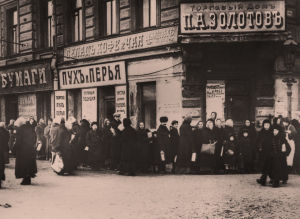Elintarvikepulasta johtuva pitkä jono elintarvikeliikkeen ulkopuolella Pietarissa maaliskuussa 1917. Elintarvikepulasta johtuva pitkä jono elintarvikeliikkeen ulkopuolella maaliskuussa 1917.