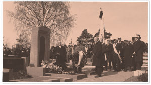 Toivo Kuulan hautamuistomerkki paljastettiin Hietaniemen hautausmaalla 1922. Seppelettä laskemassa kapellimestari Robert Kajanus, säveltäjä Leevi Madetoja ja Ylioppilaskunnan Laulajat. Toivo Kuulan hautapatsaan paljastustilaisuus Hietaniemen hautausmaalla 1922.