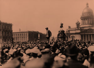 Työläisten mielenosoitus Iisakin kirkon aukiolla Pietarissa 1. maaliskuuta 1917. Työläisten mielenosoitus Iisakin kirkon aukiolla Pietarissa 1. maaliskuuta 1917.