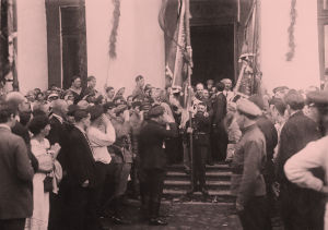 Kolmas Kommunistinen internationaali 17. heinäkuuta 1920. Kansainvälisten delegaatioiden jäseniä Taurian palatsin ovella tekemässä kunniaa lipulle. Kolmas Kommunistinen internationaali 17. heinäkuuta 1920. Kansainvälisten delegaatioiden jäseniä Taurian palatsin ovella tekemässä kunniaa lipulle.