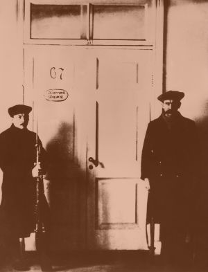 Vartiomiehet Vladimir Iljitš Leninin työhuoneen oven molemmin puolin Smolnassa lokakuussa 1917. Vartiomiehet Vladimir Iljits Leninin työhuoneen oven molemmin puolin Smolnassa lokakuussa 1917.
