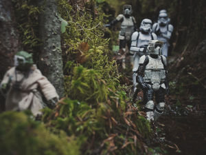 Janne fotar också utomhus - både på sommaren och på vintern (till och med när det är minus 20 grader). Leksaksfigurer föreställande soldater från Star wars. De går i en skog och i förgrunden syns en annan figut som gömmer sig.