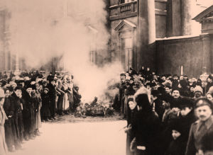 Valtion vaakunoita ja tunnuksia poltetaan Anitskvin palatsin luona Pietarissa maaliskuussa 1917.. Valtion vaakunoita ja tunnuksia poltetaan Anitskvin palatsin luona Pietarissa maaliskuussa 1917.