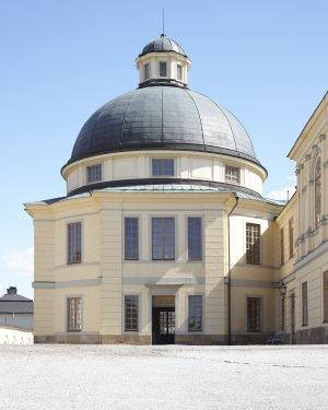 Drottningholms slottskyrka Gulmålad stenbyggnad med kupolformat plåttak