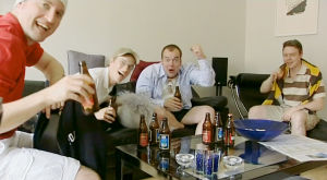 Det rituella går på högvarv och den manliga vänskapens bättre och sämre sidor vänds och vrids på i "Polterabend" från år 2005. polterabend